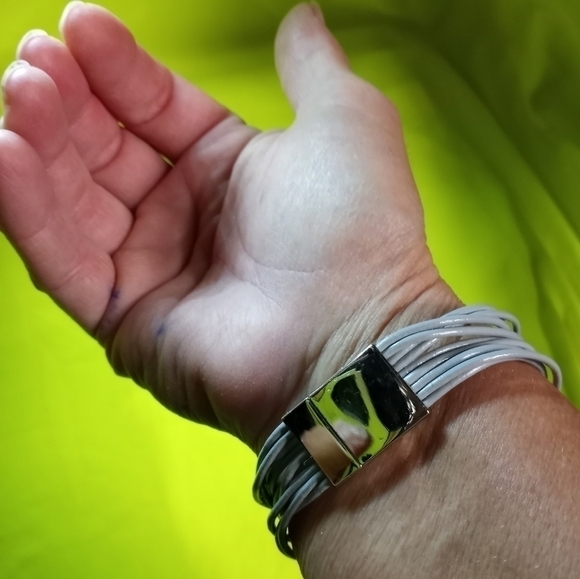 Grey leather cord pearl magnetic bracelet - Picture 3 of 8